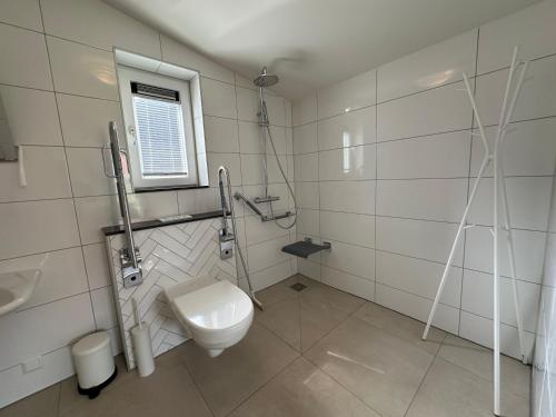 Et badeværelse på Vakantiehuis voor mindervaliden op Recreatiepark De Wielen - 61