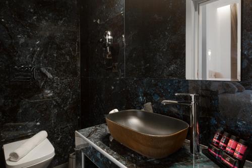 a bathroom with a wooden tub on a counter at Residenza di Fedralia in Nafplio