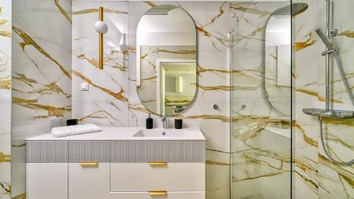 un baño con lavabo y espejo en Rezydencja Niechorze D212 Classik - 5D Apartments, en Niechorze