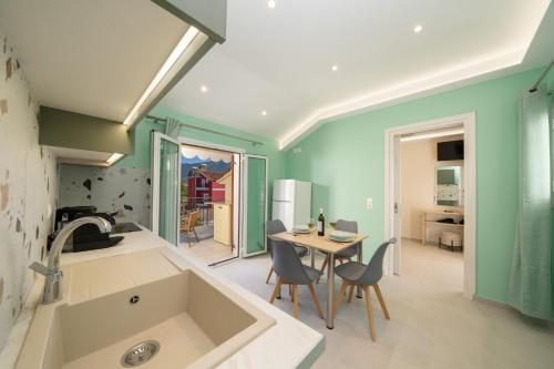 Kuchyň nebo kuchyňský kout v ubytování Filalithis Studios & Apartments