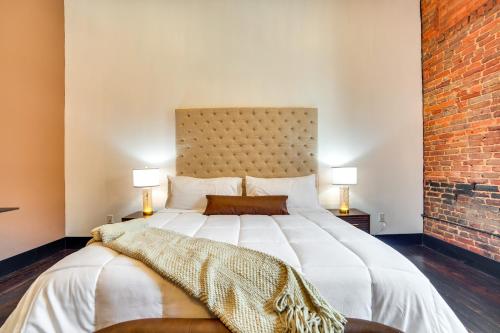 Katil atau katil-katil dalam bilik di Heart of Downtown Marshall Boutique Studio Stay!