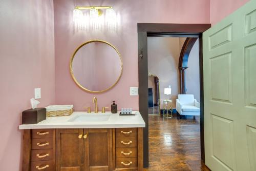 Katil atau katil-katil dalam bilik di Heart of Downtown Marshall Boutique Studio Stay!