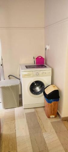 a washing machine in a room with a trash can at 3 Brothers IV in Tríkala