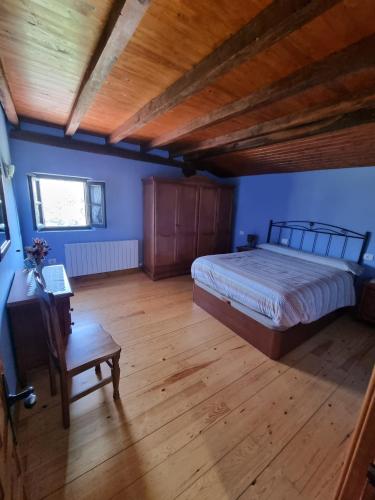 a large bedroom with a bed and a wooden floor at Casa Rural Astorkigoikoa in Berreño