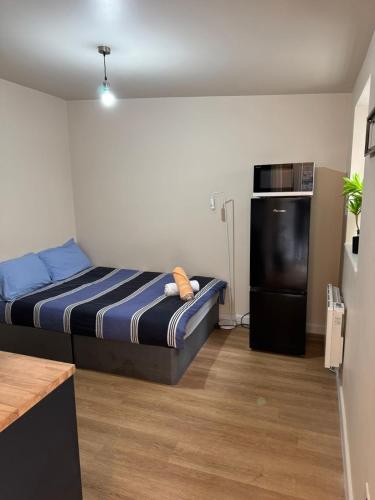 Katil atau katil-katil dalam bilik di Unique stylish studio apartment