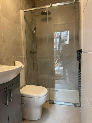 Bilik mandi di Unique stylish studio apartment