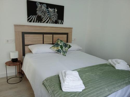 ein Schlafzimmer mit einem Bett mit zwei Handtüchern darauf in der Unterkunft San Pedro del Pinatar Casa Sweeney in Lo Pagán