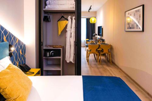 Hotel Pathos by Mimood Aparthotelsにあるベッド