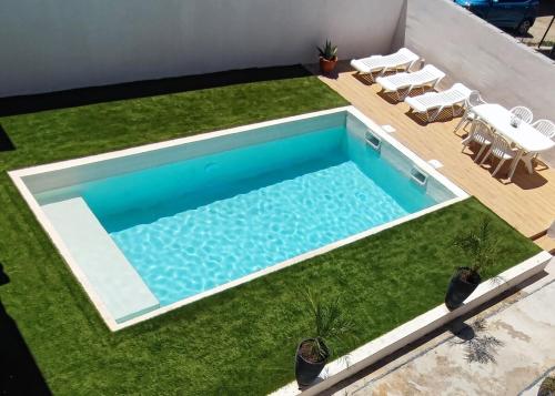 - une vue sur la piscine avec gazon dans l'établissement House in Gard, à Saint-Gervasy