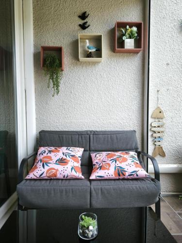 - un canapé avec deux oreillers dans l'établissement St Cyprien moderne et lumineux rez de jardin, à Saint Cyprien Plage