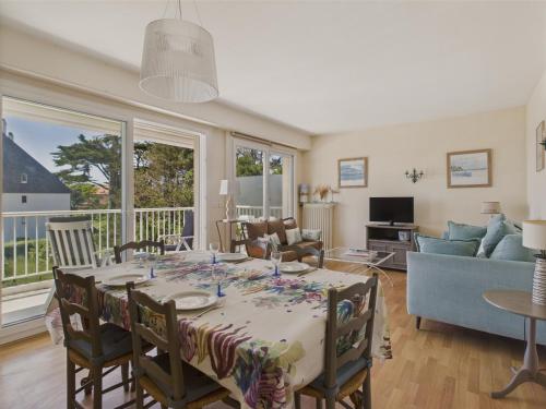 un salon avec une table et des chaises dans l'établissement Vue mer - Appart pour 4 - Grand balcon, à Pornichet