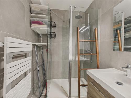 une salle de bain avec douche et lavabo dans l'établissement Vue mer - Appart pour 4 - Grand balcon, à Pornichet