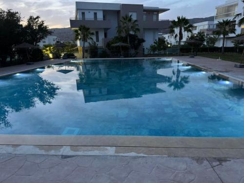 Appartement avec piscine taghazout imi Ouaddarの敷地内または近くにあるプール