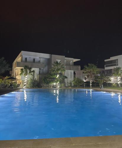Appartement avec piscine taghazout imi Ouaddarの敷地内または近くにあるプール