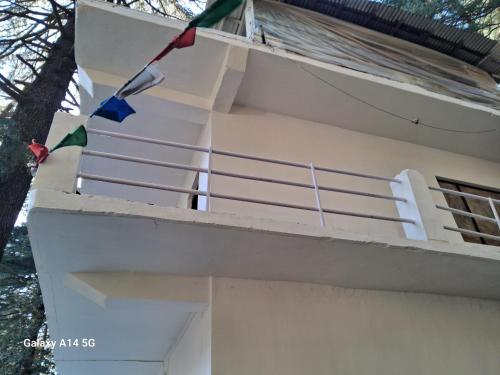 Μπαλκόνι ή βεράντα στο Himalayan homestay opposite to white waterinn hotel, Tipa Road, mecleodganjj