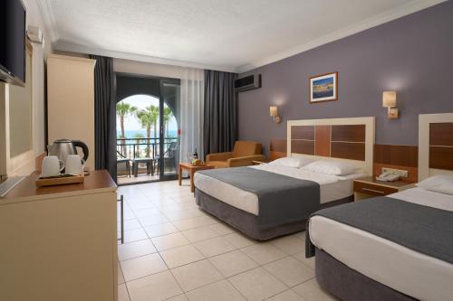 Postel nebo postele na pokoji v ubytování Kaila Krizantem Hotel