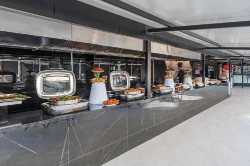 TV i/ili multimedijalni sistem u objektu Kaila Krizantem Hotel