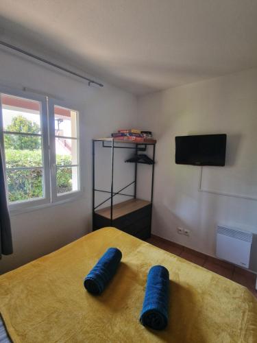 une chambre avec un lit avec deux oreillers bleus dessus dans l'établissement Chez Anne, à Argentat