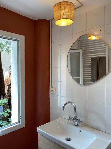 une salle de bain avec un lavabo et un miroir dans l'établissement Charmant T2 proche Hypercentre, à Avignon