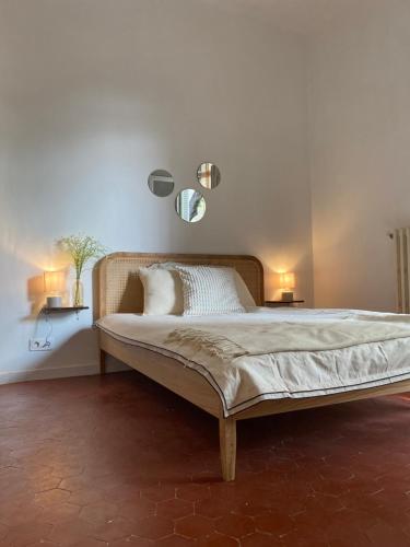- une chambre avec un lit et deux lampes murales dans l'établissement Charmant T2 proche Hypercentre, à Avignon