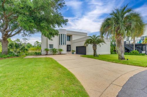 Сад в Luxe Gulf Breeze Home with Patios - 4 Mi to Beaches!