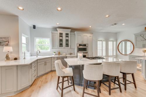 Кухня или мини-кухня в Luxe Gulf Breeze Home with Patios - 4 Mi to Beaches!
