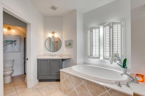 Ванная комната в Luxe Gulf Breeze Home with Patios - 4 Mi to Beaches!