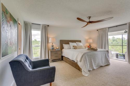 Кровать или кровати в номере Luxe Gulf Breeze Home with Patios - 4 Mi to Beaches!