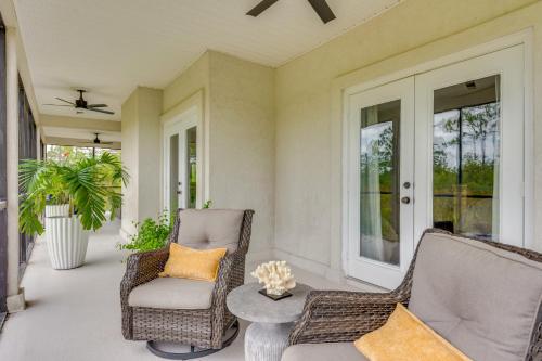 Гостиная зона в Luxe Gulf Breeze Home with Patios - 4 Mi to Beaches!