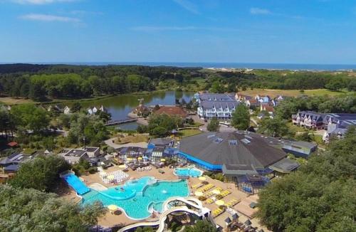 une vue aérienne de la piscine du complexe dans l'établissement Maison Fort Mahon Belle Dune Village Vacances, à Fort-Mahon-Plage