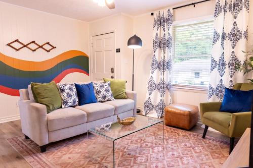 Ruang duduk di Artist's Bungalow - 1/2 mi from Covington Square