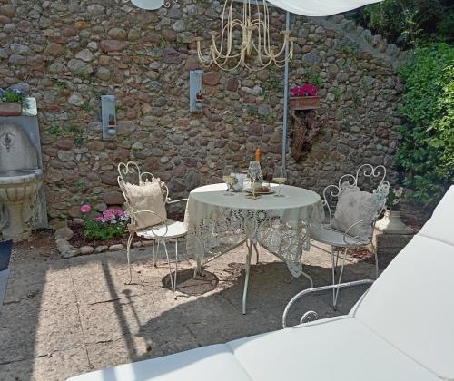 Κήπος έξω από το Your nest on LAKE GARDA