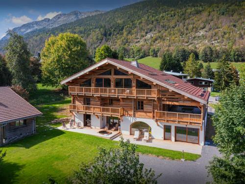 an overhead view of a log house with a balcony at La Ferme de Mila - OVO Network in Saint-Jean-de-Sixt