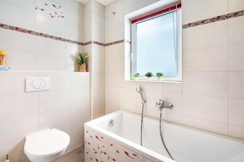 a bathroom with a tub and a toilet and a sink at Ferienhaus Oberlausitz mit 160qm in Cunewalde
