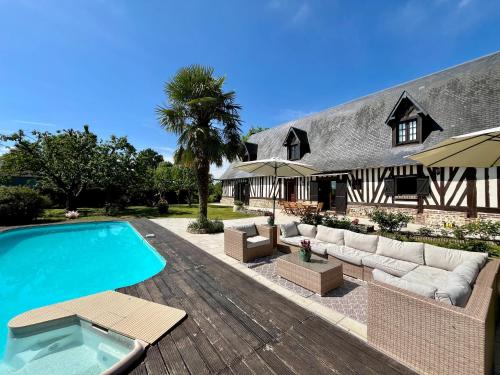 une maison avec piscine et une maison dans l'établissement Maison de campagne en Normandie, à Saint-Martin-Saint-Firmin
