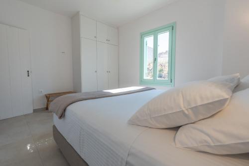 Postel nebo postele na pokoji v ubytování Kimolos Vibes Suites