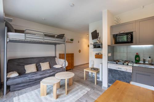 Ce petit appartement comprend des lits superposés et une cuisine. dans l'établissement Le Mont Louis - Accès direct remontées mécaniques, aux Angles