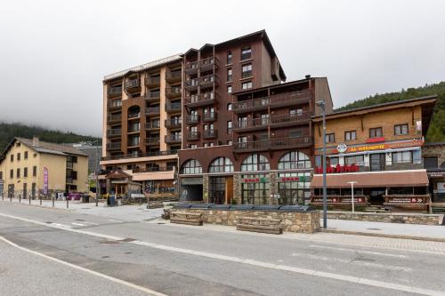 une rue urbaine vide avec un grand bâtiment dans l'établissement Le Mont Louis - Accès direct remontées mécaniques, aux Angles