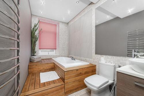Un baño con un inodoro blanco y un lavabo. en 8 Vorontsove Lane Apartment, en Odessa
