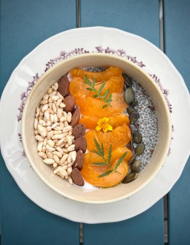 a bowl of fruit and nuts on a plate at Là-haut à Candaü in Fichous-Riumayou