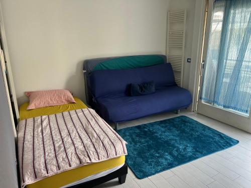 une chambre avec un lit, un canapé et une fenêtre dans l'établissement Studio in cannes Croisette, à Cannes