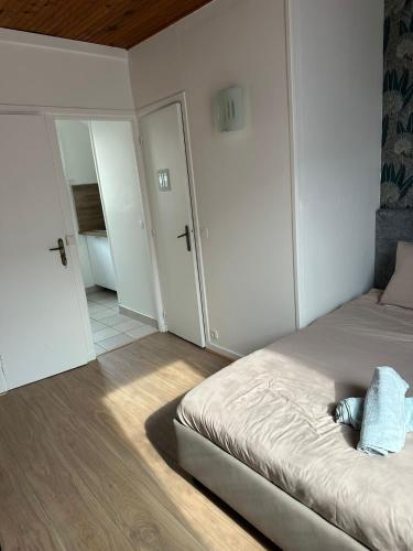 - une chambre avec un lit et deux armoires dans l'établissement Appt 5 a deux pas de la gare, à Amiens