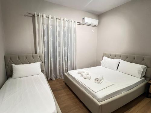 Ένα ή περισσότερα κρεβάτια σε δωμάτιο στο Serene Stay