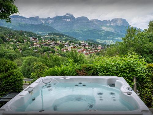 d'un bain à remous avec vue sur les montagnes. dans l'établissement Chalet Caprice - OVO Network, à Combloux