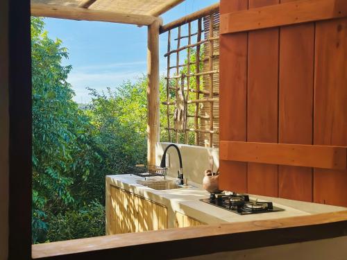 ポルト・セグロにあるVila Alto do Rio Caraívaの屋外キッチン(シンク付)、窓