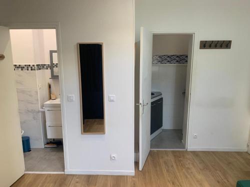 - une salle de bains avec deux portes ouvertes et un miroir dans l'établissement Quiet and lovely Paris Center, à Paris