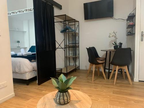 - une chambre avec un lit et une table avec un ananas dans l'établissement Quiet and lovely Paris Center, à Paris