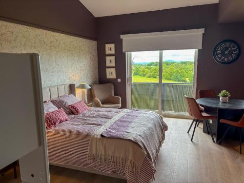 Postel nebo postele na pokoji v ubytování Rathescar Grove Guest House