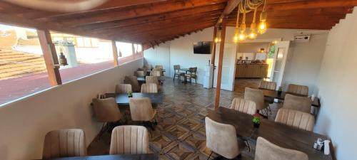 a restaurant with tables and chairs in a room at MiLAROOM in Edirne
