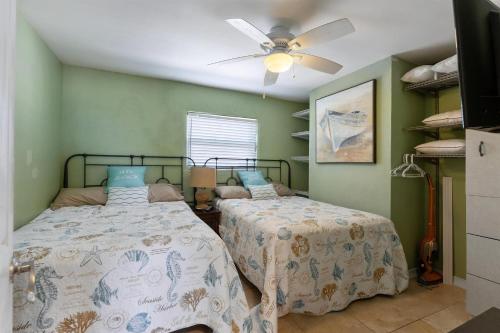 Un dormitorio con dos camas y un ventilador de techo. en 427 E Miami Ave, Unit 505, en Wildwood Crest